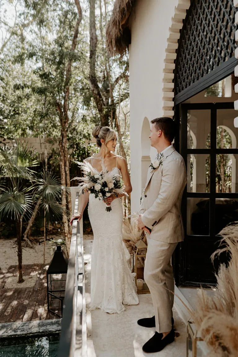 Novios en el patio de estilo marroquí de la villa