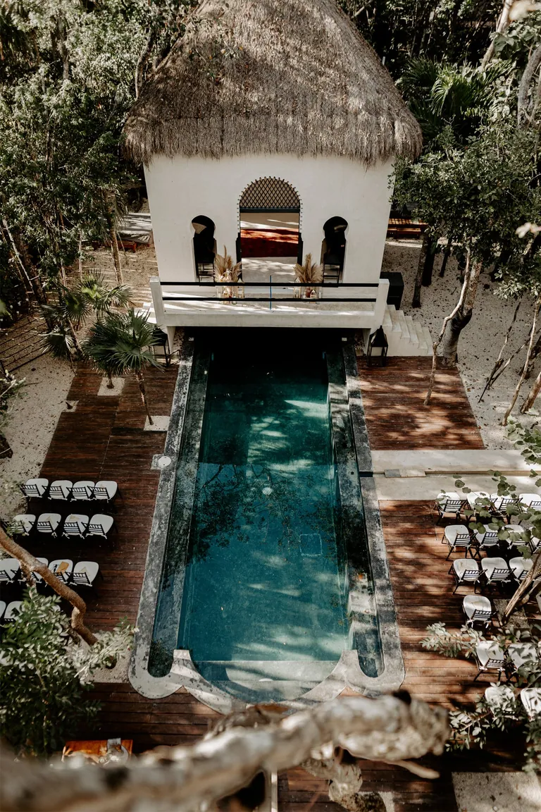 Ceremonia de boda en el jardín selvático de Ambre Epices, Tulum