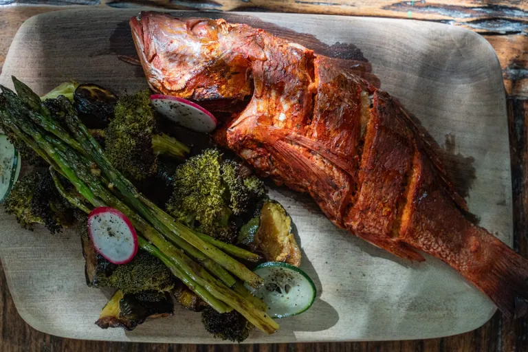 Platillo mexicano con mariscos frescos