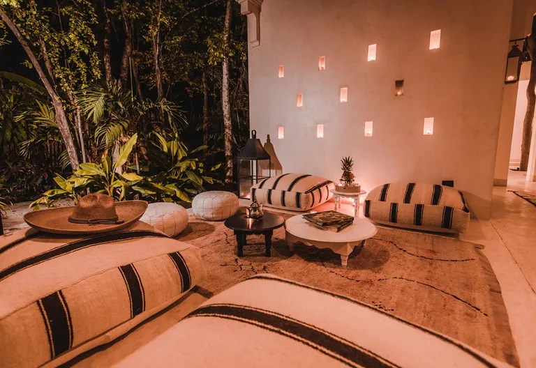 Terraza de la villa con camastros