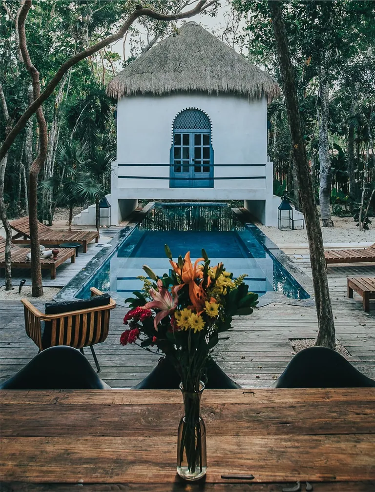 Alberca privada de la villa rodeada de selva, Tulum